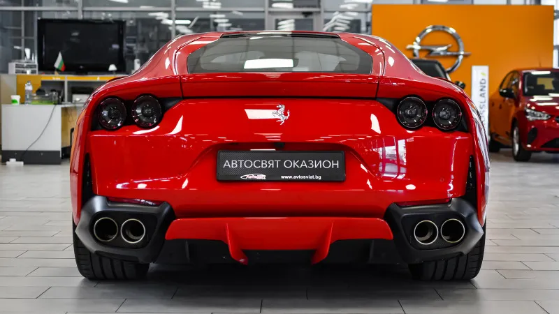 Ferrari 812 Superfast V12 Image 3