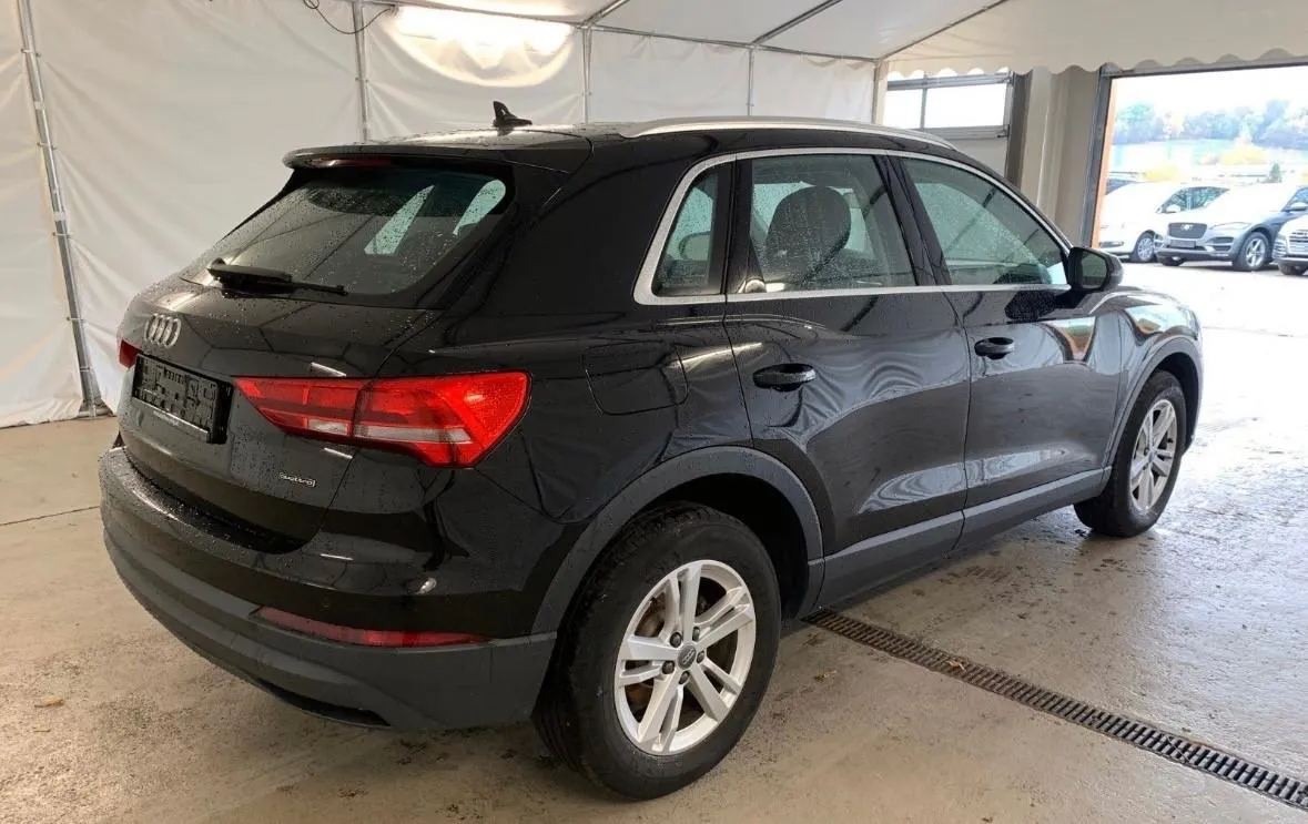 AUDI Q3 35 TDI quattro Business Advanced Image 2