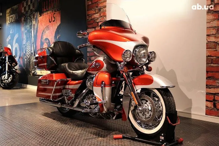 Harley-Davidson FLHTCU Image 1